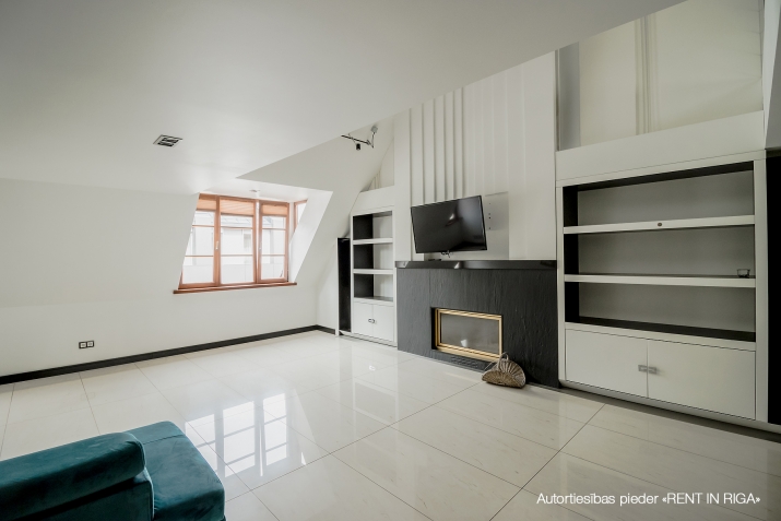 Sludinājumi. Tiek izīrēts 4-istabu dzīvoklis Vecrīgā, preti  Hilton viesnīcai. Atsevišķa virtuve, divas lielas Cena: 1700 EUR/mēn Foto #3