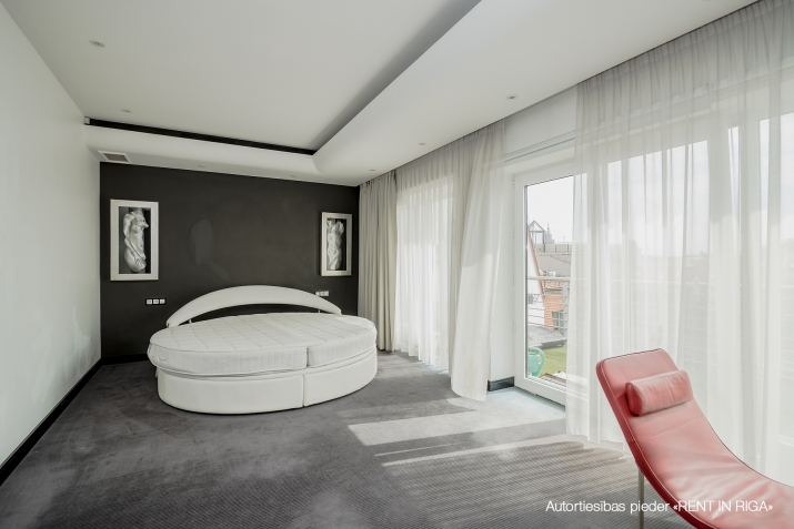 Sludinājumi. Tiek izīrēts 4-istabu dzīvoklis Vecrīgā, preti  Hilton viesnīcai. Atsevišķa virtuve, divas lielas Cena: 1700 EUR/mēn Foto #8