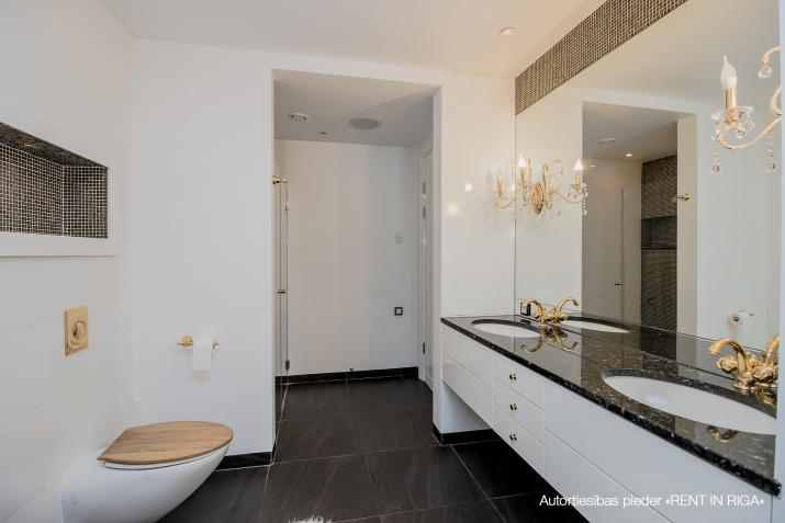 Sludinājumi. Tiek izīrēts 4-istabu dzīvoklis Vecrīgā, preti  Hilton viesnīcai. Atsevišķa virtuve, divas lielas Cena: 1700 EUR/mēn Foto #5