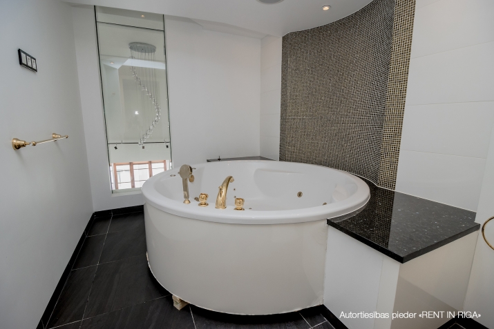 Sludinājumi. Tiek izīrēts 4-istabu dzīvoklis Vecrīgā, preti  Hilton viesnīcai. Atsevišķa virtuve, divas lielas Cena: 1700 EUR/mēn Foto #6
