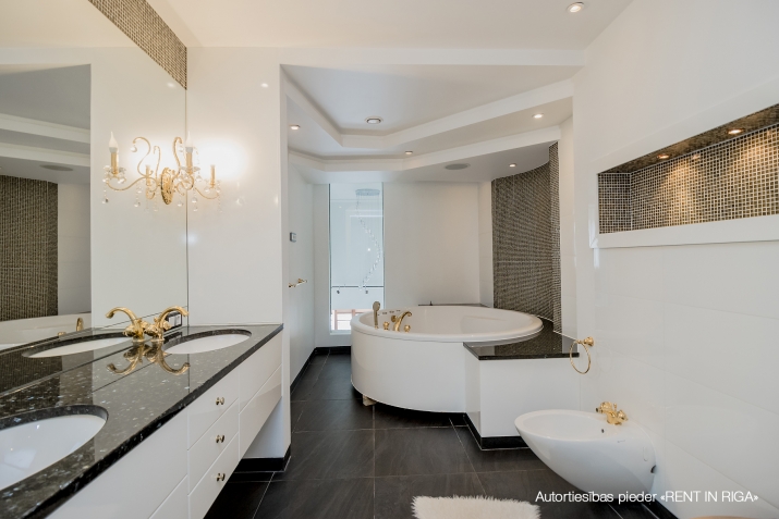 Sludinājumi. Tiek izīrēts 4-istabu dzīvoklis Vecrīgā, preti  Hilton viesnīcai. Atsevišķa virtuve, divas lielas Cena: 1700 EUR/mēn Foto #7