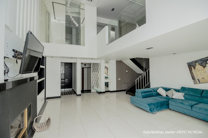 Sludinājumi. Tiek izīrēts 4-istabu dzīvoklis Vecrīgā, preti  Hilton viesnīcai. Atsevišķa virtuve, divas lielas Cena: 1700 EUR/mēn Foto #2