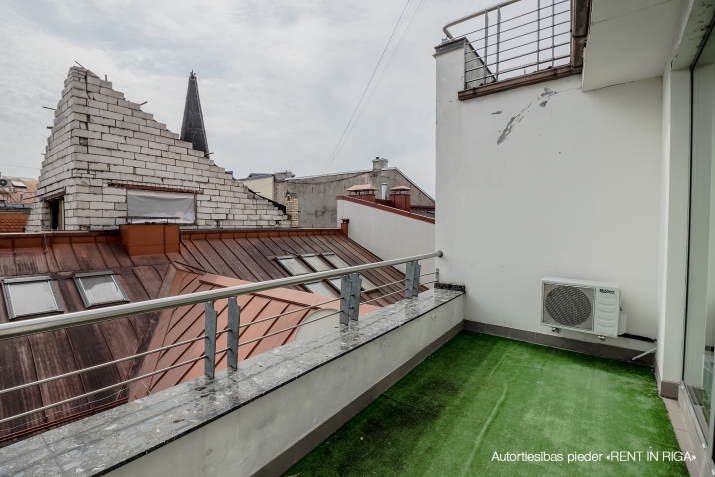Sludinājumi. Tiek izīrēts 4-istabu dzīvoklis Vecrīgā, preti  Hilton viesnīcai. Atsevišķa virtuve, divas lielas Cena: 1700 EUR/mēn Foto #9