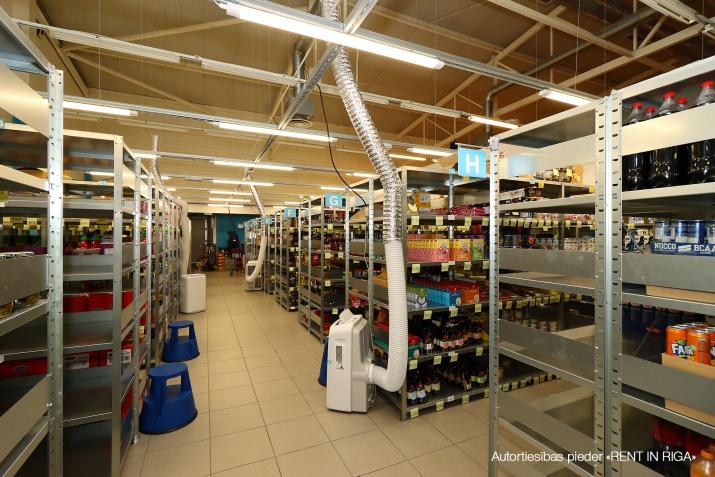 Sludinājumi. Iznomā telpas tirdzniecības centrā Mežciemā.   Telpas atrodas Hipokrāta ielā 26, ēkas 1. stāvā.   Cena: 4920 EUR/mēn Foto #2