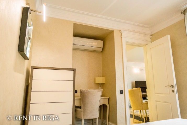 Sludinājumi. Izīrē 2-istabu dzīvokli elitārajā kompleksā Aleksandra Apartment.  Dzīvoklis sastāv no koridora, Cena: 1800 EUR/mēn Foto #7