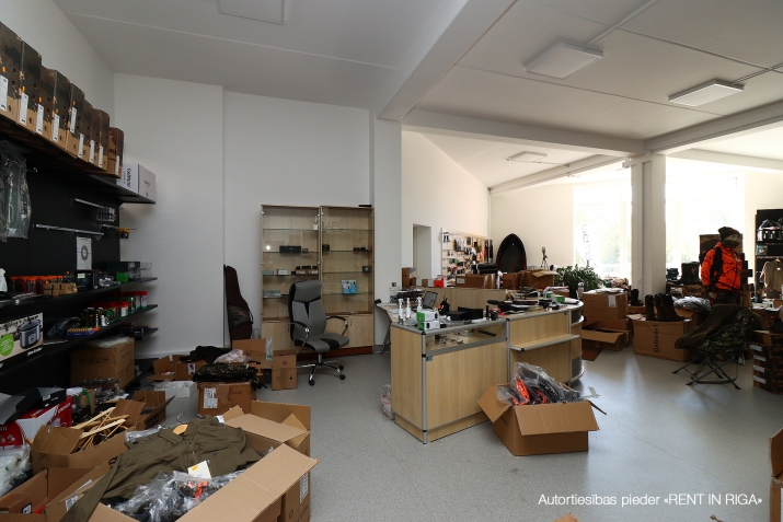 Sludinājumi. Izīrē telpas birojam vai veikalam renovētā ēkā Juglā, Brīvības gatvē 403.  Ļoti laba ēkas Cena: 850 EUR/mēn Foto #3