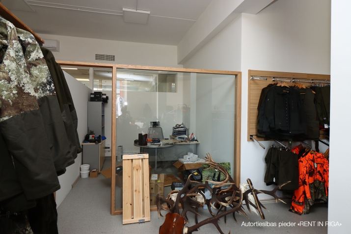 Sludinājumi. Izīrē telpas birojam vai veikalam renovētā ēkā Juglā, Brīvības gatvē 403.  Ļoti laba ēkas Cena: 850 EUR/mēn Foto #4