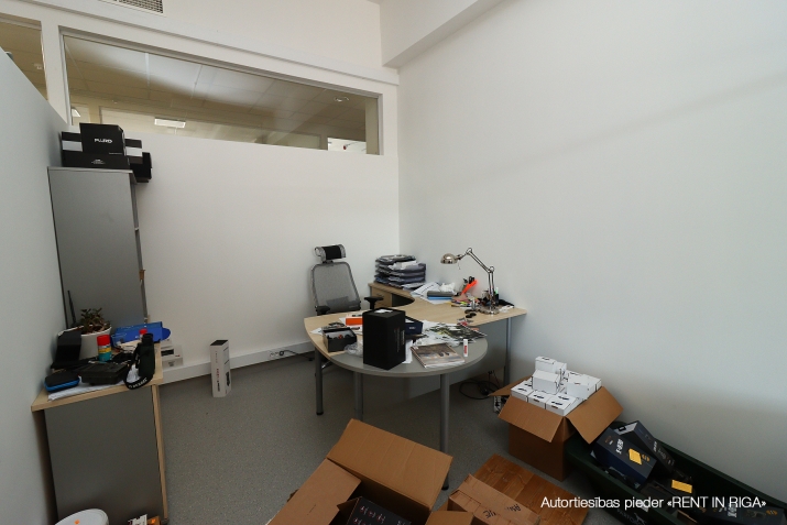 Sludinājumi. Izīrē telpas birojam vai veikalam renovētā ēkā Juglā, Brīvības gatvē 403.  Ļoti laba ēkas Cena: 850 EUR/mēn Foto #5