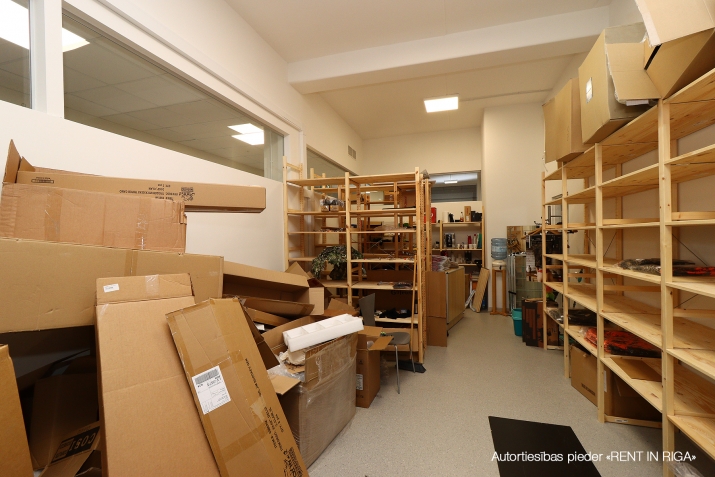 Sludinājumi. Izīrē telpas birojam vai veikalam renovētā ēkā Juglā, Brīvības gatvē 403.  Ļoti laba ēkas Cena: 850 EUR/mēn Foto #7