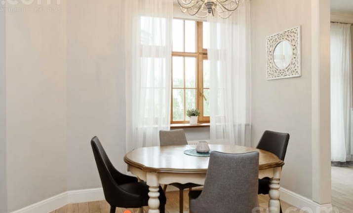 Sludinājumi. Pārdod plašu un ļoti jauku dzīvokli renovētā ēkā pašā Rīgas sirdī - Skolas ielā 20. Pagalma ēka, Cena: 308160 EUR Foto #1