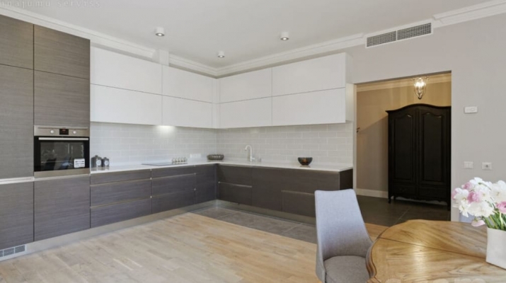 Sludinājumi. Pārdod plašu un ļoti jauku dzīvokli renovētā ēkā pašā Rīgas sirdī - Skolas ielā 20. Pagalma ēka, Cena: 308160 EUR Foto #2