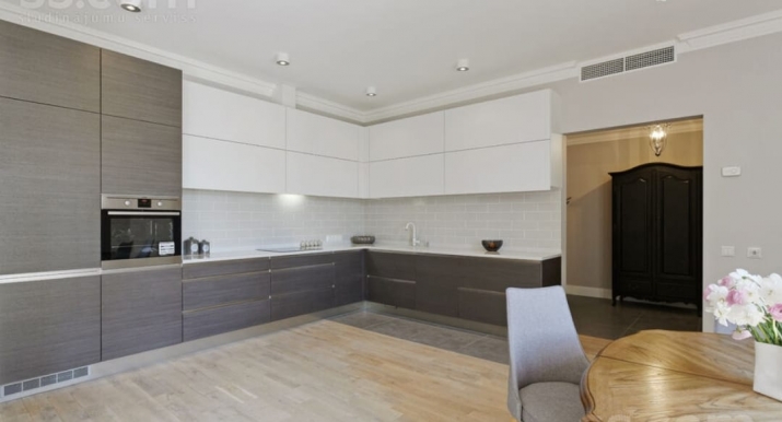 Sludinājumi. Pārdod plašu un ļoti jauku dzīvokli renovētā ēkā pašā Rīgas sirdī - Skolas ielā 20. Pagalma ēka, Cena: 308160 EUR Foto #3