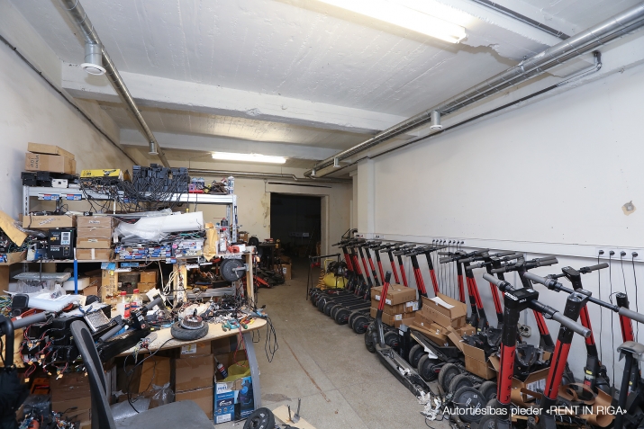 Sludinājumi. Telpas veikalam, noliktavai vai citai nodarbei.  Platības sastāv no tirdzniecības zāles, Cena: 875 EUR/mēn Foto #5