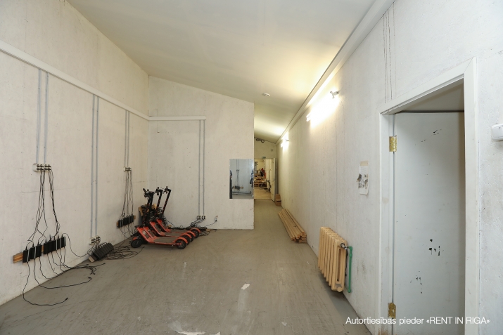 Sludinājumi. Telpas veikalam, noliktavai vai citai nodarbei.  Platības sastāv no tirdzniecības zāles, Cena: 875 EUR/mēn Foto #7