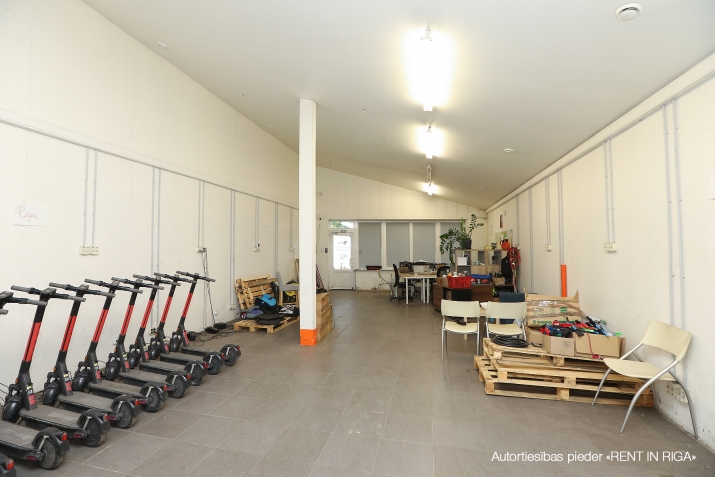 Sludinājumi. Telpas veikalam, noliktavai vai citai nodarbei.  Platības sastāv no tirdzniecības zāles, Cena: 875 EUR/mēn Foto #1