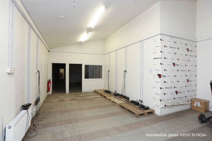 Объявление. Telpas veikalam, noliktavai vai citai nodarbei.  Platības sastāv no tirdzniecības zāles, Цена: 875 EUR/мес. Foto #2