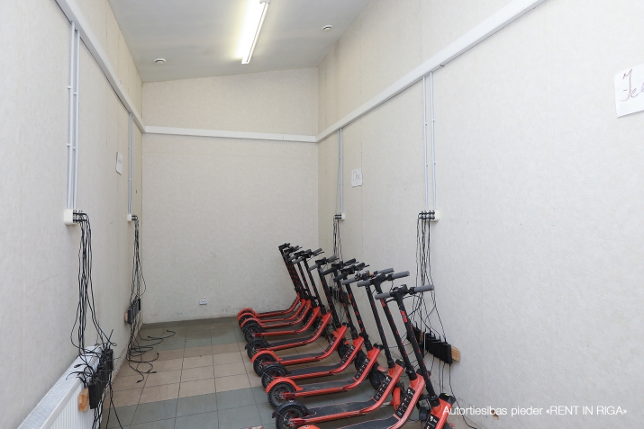 Объявление. Telpas veikalam, noliktavai vai citai nodarbei.  Platības sastāv no tirdzniecības zāles, Цена: 875 EUR/мес. Foto #7