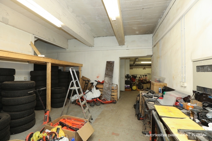 Объявление. Telpas veikalam, noliktavai vai citai nodarbei.  Platības sastāv no tirdzniecības zāles, Цена: 875 EUR/мес. Foto #4
