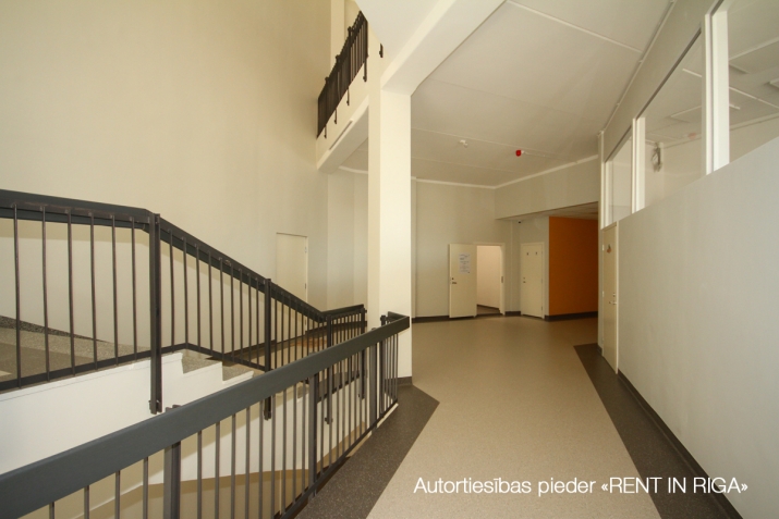 Объявление. Svaigas telpas renovētā būvē Juglā, Brīvības gatvē 403.  Telpas var pielāgot birojam, medicīnas Цена: 480 EUR/мес. Foto #9