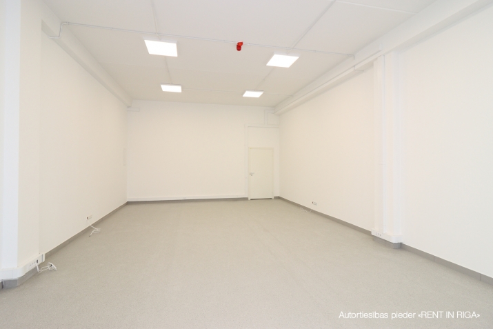 Объявление. Svaigas telpas renovētā būvē Juglā, Brīvības gatvē 403.  Telpas var pielāgot birojam, medicīnas Цена: 480 EUR/мес. Foto #2