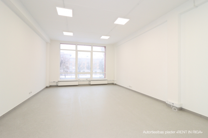 Объявление. Svaigas telpas renovētā būvē Juglā, Brīvības gatvē 403.  Telpas var pielāgot birojam, medicīnas Цена: 480 EUR/мес. Foto #1