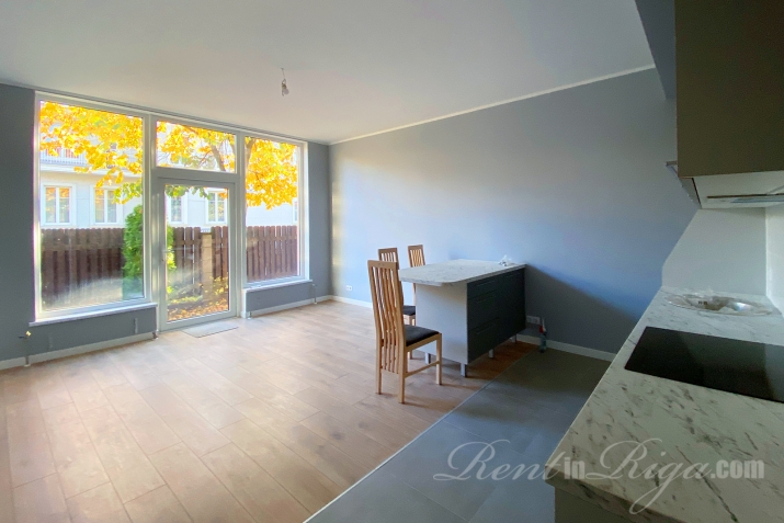 Sludinājumi. Pārdošanā rindu mājas vidus sekcija  dzīvoklis privātmāju rajonā Teikā, klusā ielā starp aktīvajām Cena: 240000 EUR Foto #1