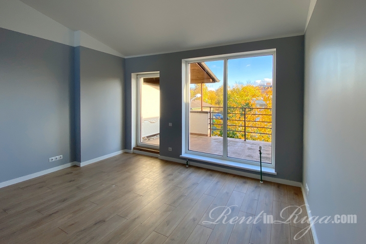 Sludinājumi. Jauna cena! Dzīvoklis, kā rindu mājas vidus sekcija privātmāju rajonā Teikā, klusā ielā starp Cena: 240000 EUR Foto #1