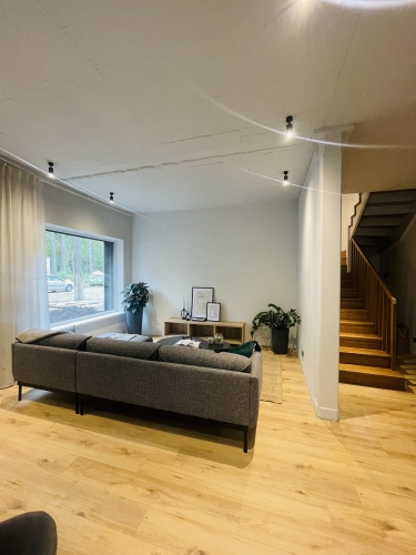 Sludinājumi. Ilgtermiņa īrei tiek piedāvāts 4 istabu dzīvoklis četru dzīvokļu mājā jaunajā ciematā Dzilnupes. Cena: 1500 EUR/mēn Foto #3