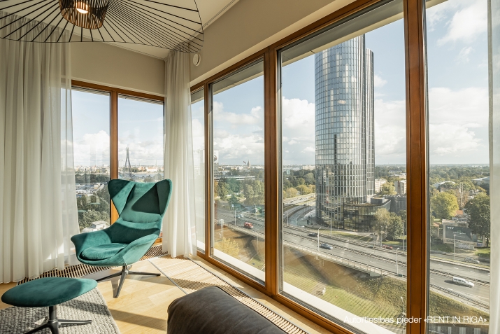 Sludinājumi. Tiek pārdots dzīvoklis 13. stāvā ar fantastisku skatu uz Vecrīgu, Daugavu un Vanšu tiltu. Cena Cena: 350000 EUR Foto #1
