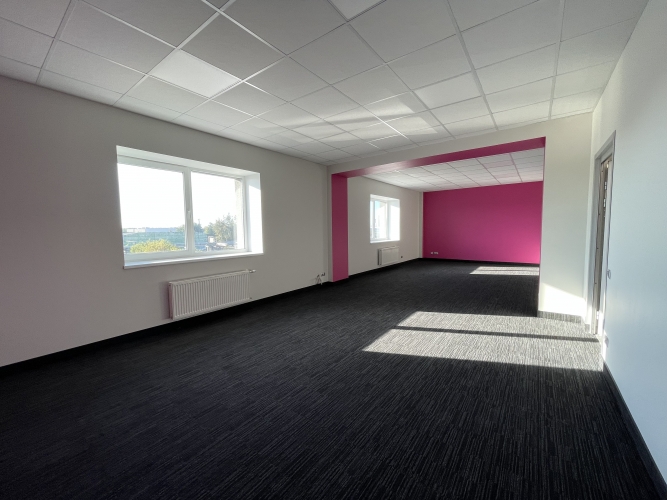 Объявление. Svaigs birojs industriālajā parkā.  Biroju, veikalu un noliktavu komplekss atrodās Lubānas un Цена: 330 EUR/мес. Foto #1