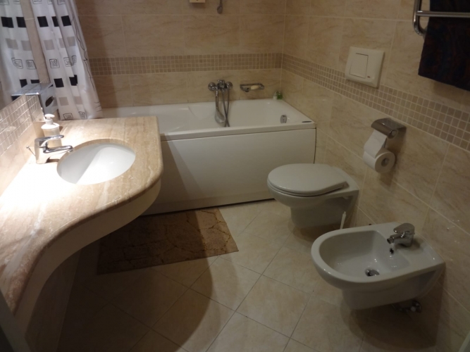 Sludinājumi. Māja pēc pilnīgas rekonstrukcijas. Daļu no mājas aizņem viesnīca ar savu vestibilu, restorānu, spa Cena: 199000 EUR Foto #7