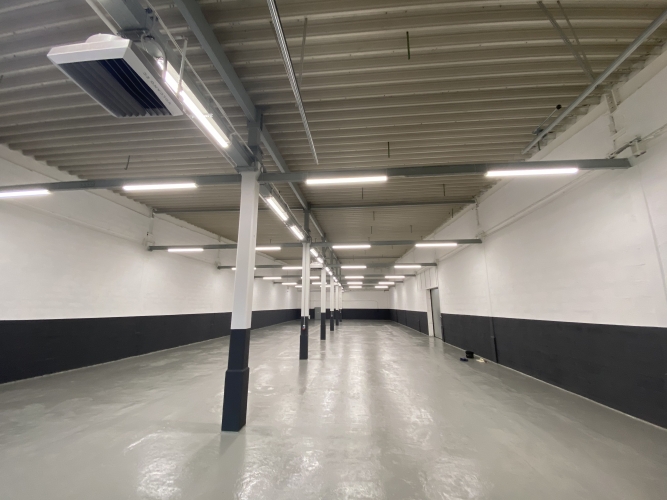 Sludinājumi. Apkurināmā noliktava Juglā 1.stāvā. Griestu augstums ~ 4.3 m - 8 m. Lielie vārti zemes līmenī 3.7 x Cena: 2619 EUR/mēn Foto #5