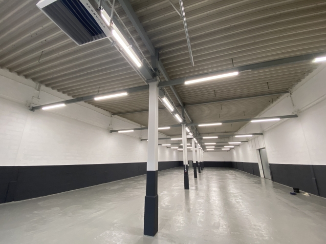 Sludinājumi. Apkurināmā noliktava Juglā 1.stāvā. Griestu augstums ~ 4.3 m - 8 m. Lielie vārti zemes līmenī 3.7 x Cena: 2619 EUR/mēn Foto #7