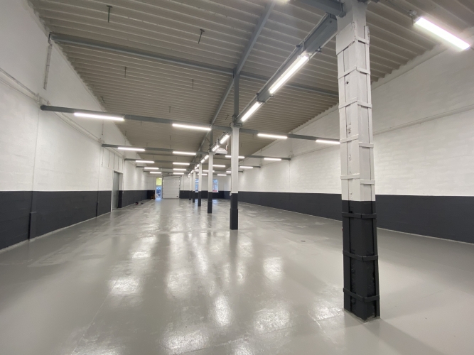 Sludinājumi. Apkurināmā noliktava Juglā 1.stāvā. Griestu augstums ~ 4.3 m - 8 m. Lielie vārti zemes līmenī 3.7 x Cena: 2619 EUR/mēn Foto #8