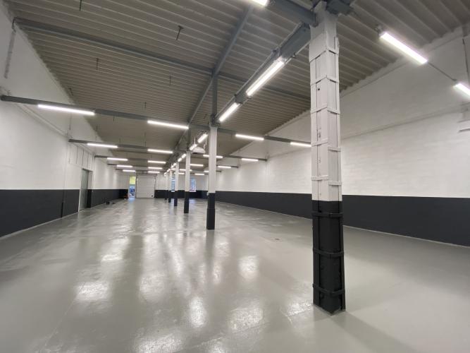 Sludinājumi. Apkurināmā noliktava Juglā 1.stāvā. Griestu augstums ~ 4.3 m - 8 m. Lielie vārti zemes līmenī 3.7 x Cena: 2619 EUR/mēn Foto #9