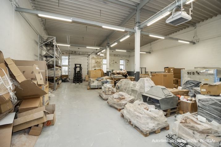 Sludinājumi. Apkurināmā noliktava Juglā 1.stāvā. Griestu augstums ~ 4.3 m - 8 m. Lielie vārti zemes līmenī 3.7 x Cena: 2619 EUR/mēn Foto #1