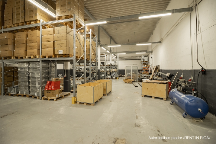 Sludinājumi. Apkurināmā noliktava Juglā 1.stāvā. Griestu augstums ~ 4.3 m - 8 m. Lielie vārti zemes līmenī 3.7 x Cena: 2619 EUR/mēn Foto #3