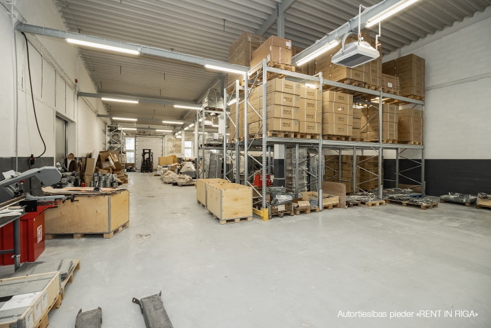 Sludinājumi. Apkurināmā noliktava Juglā 1.stāvā. Griestu augstums ~ 4.3 m - 8 m. Lielie vārti zemes līmenī 3.7 x Cena: 2619 EUR/mēn Foto #2