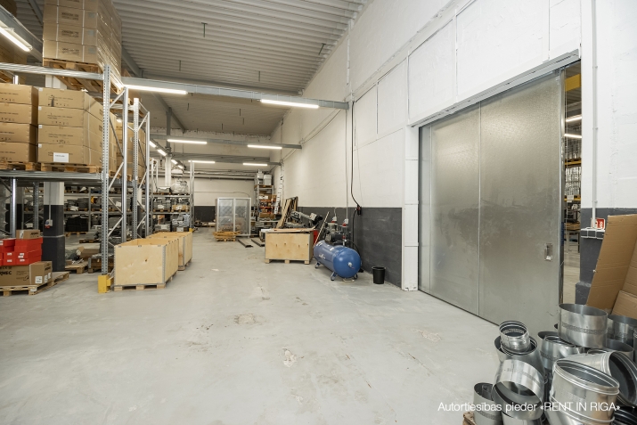 Sludinājumi. Apkurināmā noliktava Juglā 1.stāvā. Griestu augstums ~ 4.3 m - 8 m. Lielie vārti zemes līmenī 3.7 x Cena: 2619 EUR/mēn Foto #4