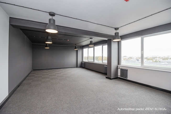 Sludinājumi. Birojs Pļavniekos.  Lifts. WC koplietošanas koridorī. Pilsētas apkure. Autostāvvieta. Cena: 494 EUR/mēn Foto #1