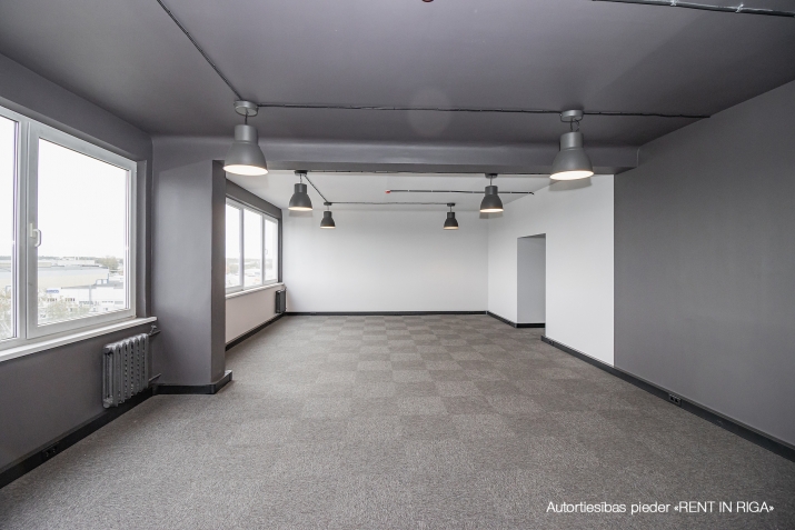 Sludinājumi. Birojs Pļavniekos.  Lifts. WC koplietošanas koridorī. Pilsētas apkure. Autostāvvieta. Cena: 494 EUR/mēn Foto #2