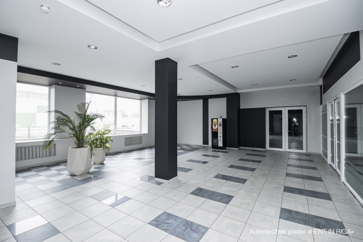 Sludinājumi. Birojs Pļavniekos.  Lifts. WC koplietošanas koridorī. Pilsētas apkure. Autostāvvieta. Cena: 234 EUR/mēn Foto #6