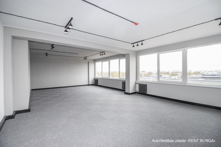 Объявление. Birojs Pļavniekos.  Lifts. WC koplietošanas koridorī. Pilsētas apkure. Autostāvvieta. Цена: 735 EUR/мес. Foto #1