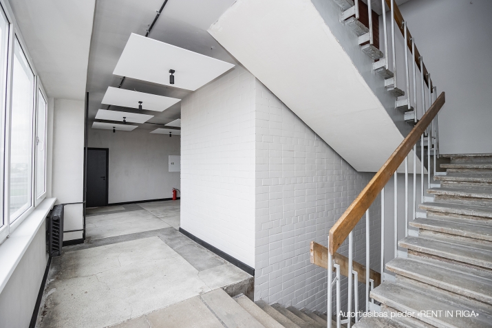 Объявление. Birojs Pļavniekos.  Lifts. WC koplietošanas koridorī. Pilsētas apkure. Autostāvvieta. Цена: 735 EUR/мес. Foto #7