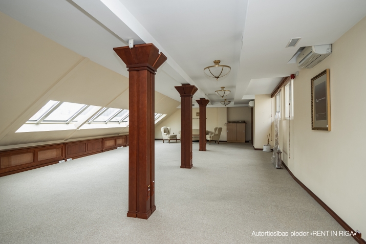 Объявление. Kapitāli renovēta pirmskara ēka pie Doma baznīcas.  Ērta piebraukšana no 11.novembra krastmalas. Цена: 5236 EUR/мес. Foto #2