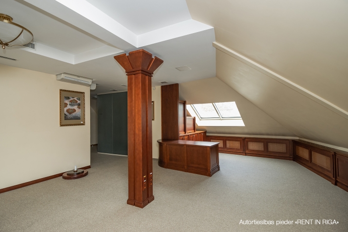 Объявление. Kapitāli renovēta pirmskara ēka pie Doma baznīcas.  Ērta piebraukšana no 11.novembra krastmalas. Цена: 5236 EUR/мес. Foto #3