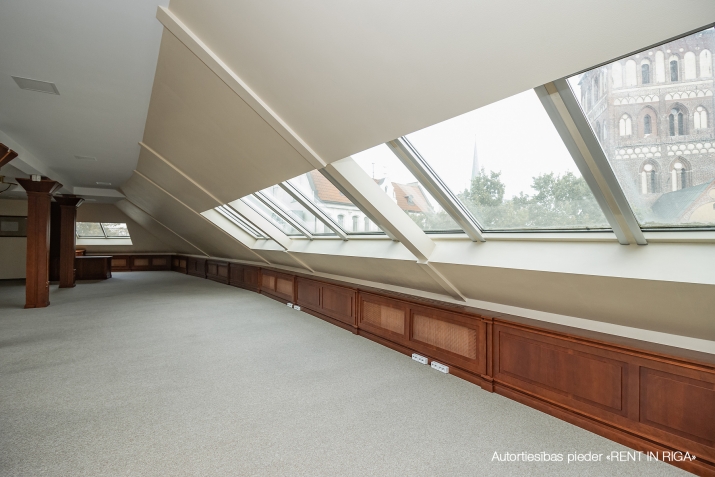 Объявление. Kapitāli renovēta pirmskara ēka pie Doma baznīcas.  Ērta piebraukšana no 11.novembra krastmalas. Цена: 5236 EUR/мес. Foto #4