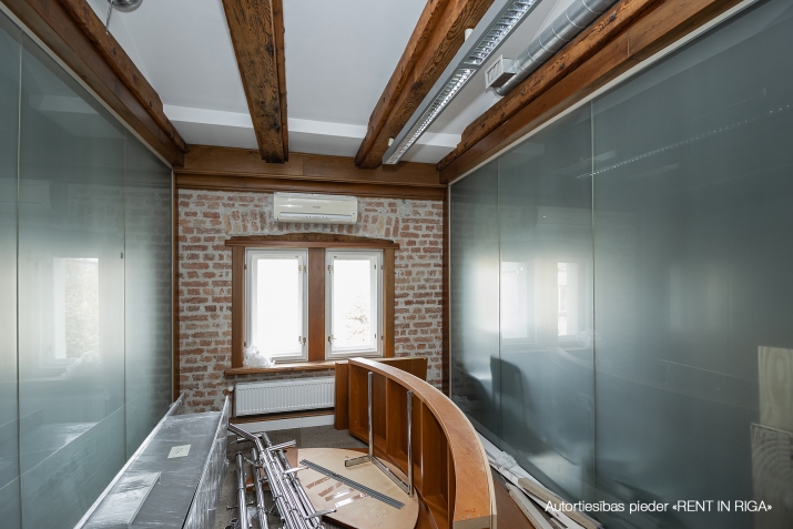 Объявление. Kapitāli renovēta pirmskara ēka pie Doma baznīcas.  Ērta piebraukšana no 11.novembra krastmalas. Цена: 5236 EUR/мес. Foto #6