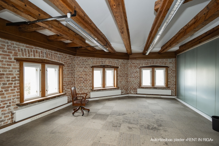 Объявление. Kapitāli renovēta pirmskara ēka pie Doma baznīcas.  Ērta piebraukšana no 11.novembra krastmalas. Цена: 5236 EUR/мес. Foto #1