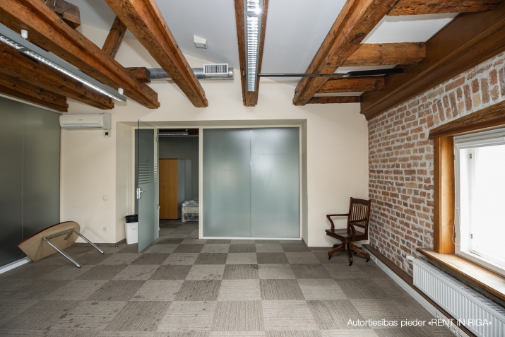 Объявление. Kapitāli renovēta pirmskara ēka pie Doma baznīcas.  Ērta piebraukšana no 11.novembra krastmalas. Цена: 5236 EUR/мес. Foto #8